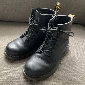 Dr Martens kids size 2 - Black leather lace up and zip closure